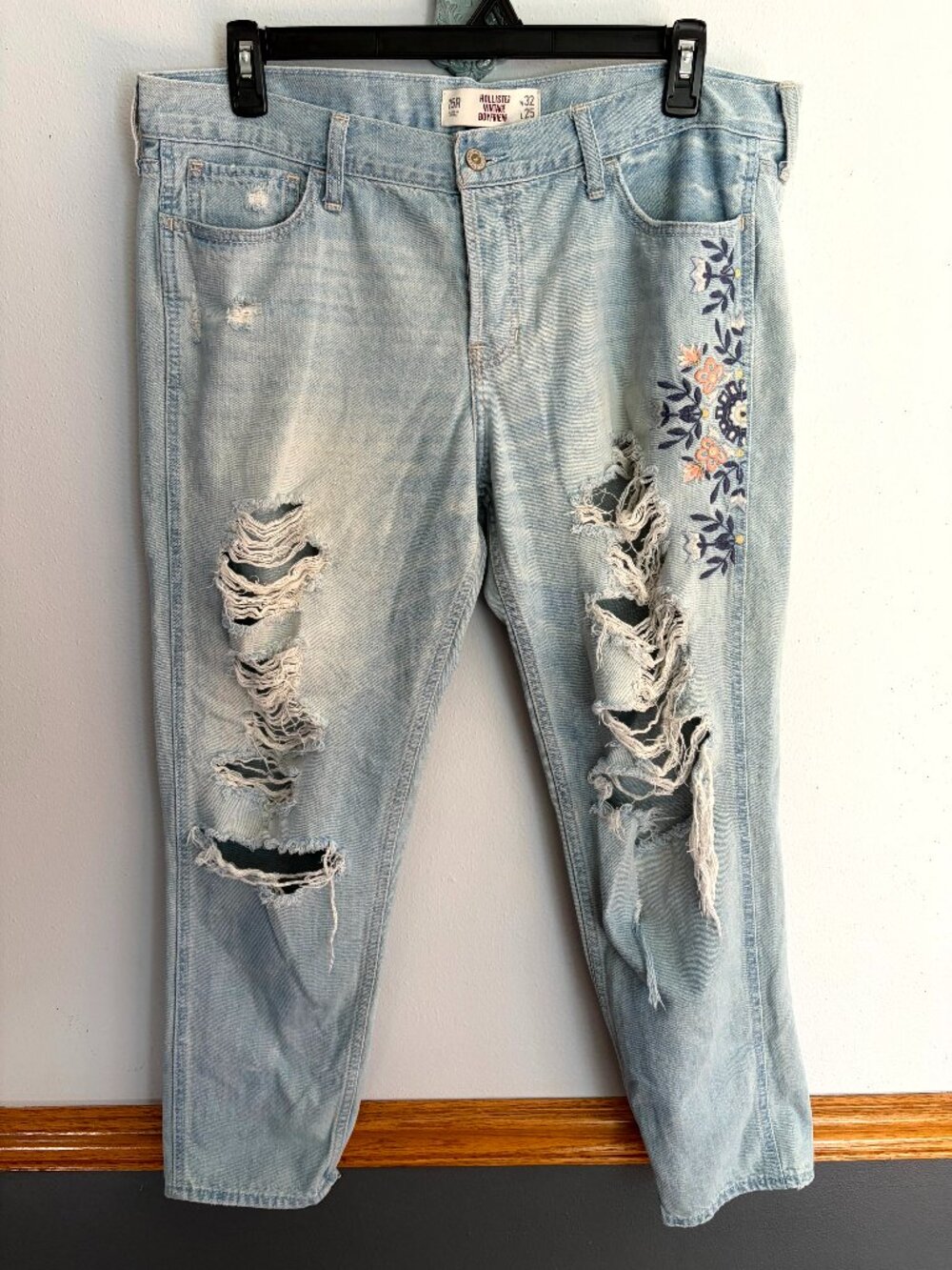 Hollister vintage boyfriend Distressed Floral Embroidered Jeans Size 15R W32 L25